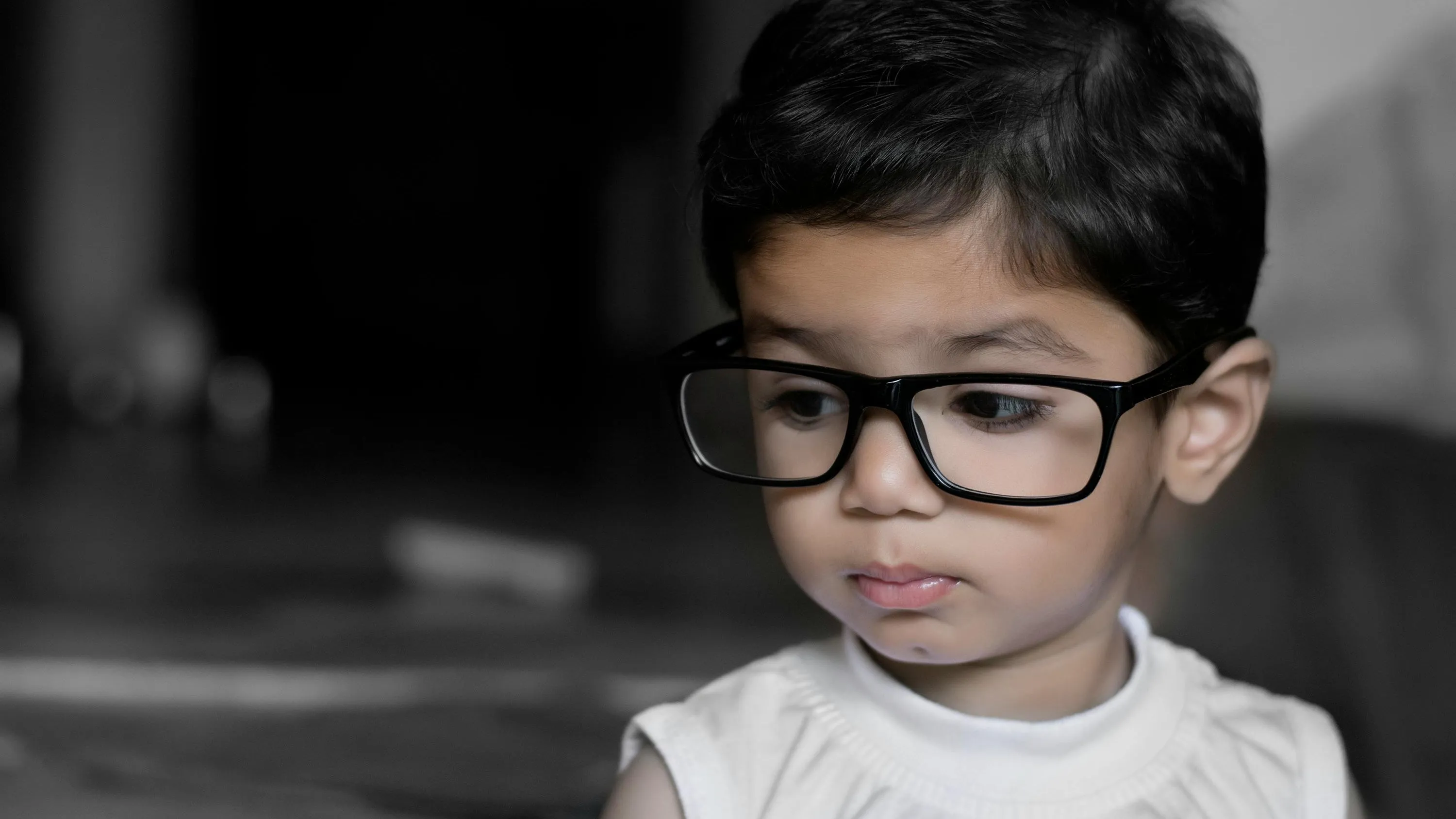 Nahaufnahme einer modischen Kinderbrille zur Veranschaulichung der präzisen Brillenanpassung