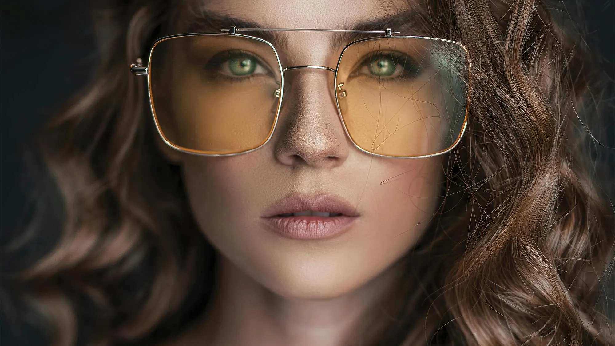 Modisches Model trägt eine elegante Sonnenbrille mit vollem UV-Schutz