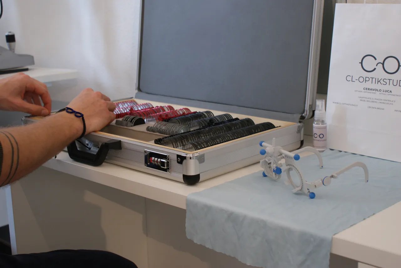 Detaillierte Augenmessung und Sehanalyse durch einen Experten bei Optik Ceravolo