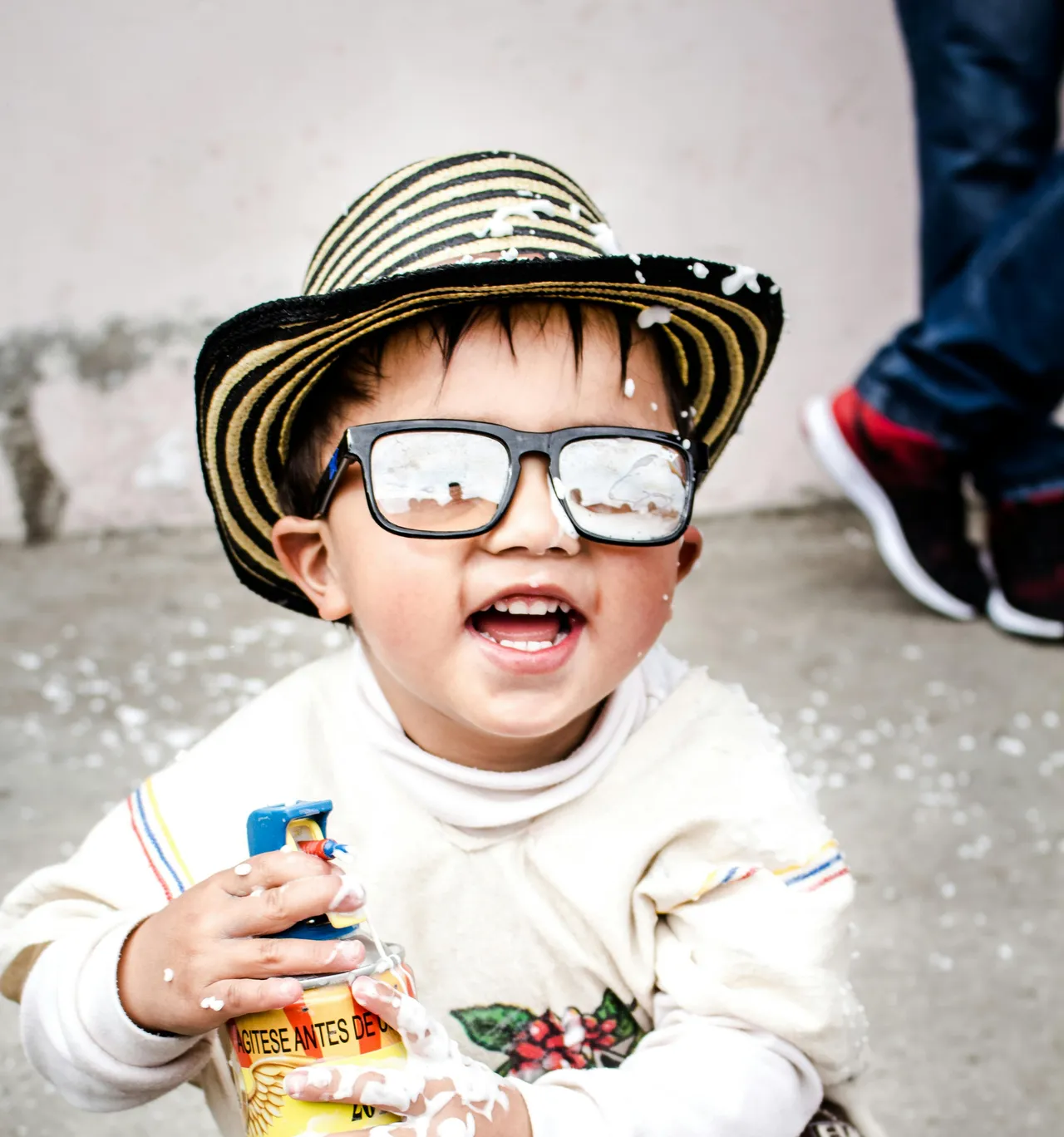 Kind mit hochwertiger Sonnenbrille für maximalen Schutz vor schädlicher UV-Strahlung
