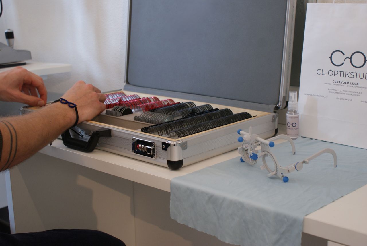 Detaillierte Augenmessung und Sehanalyse durch einen Experten bei Optik Ceravolo