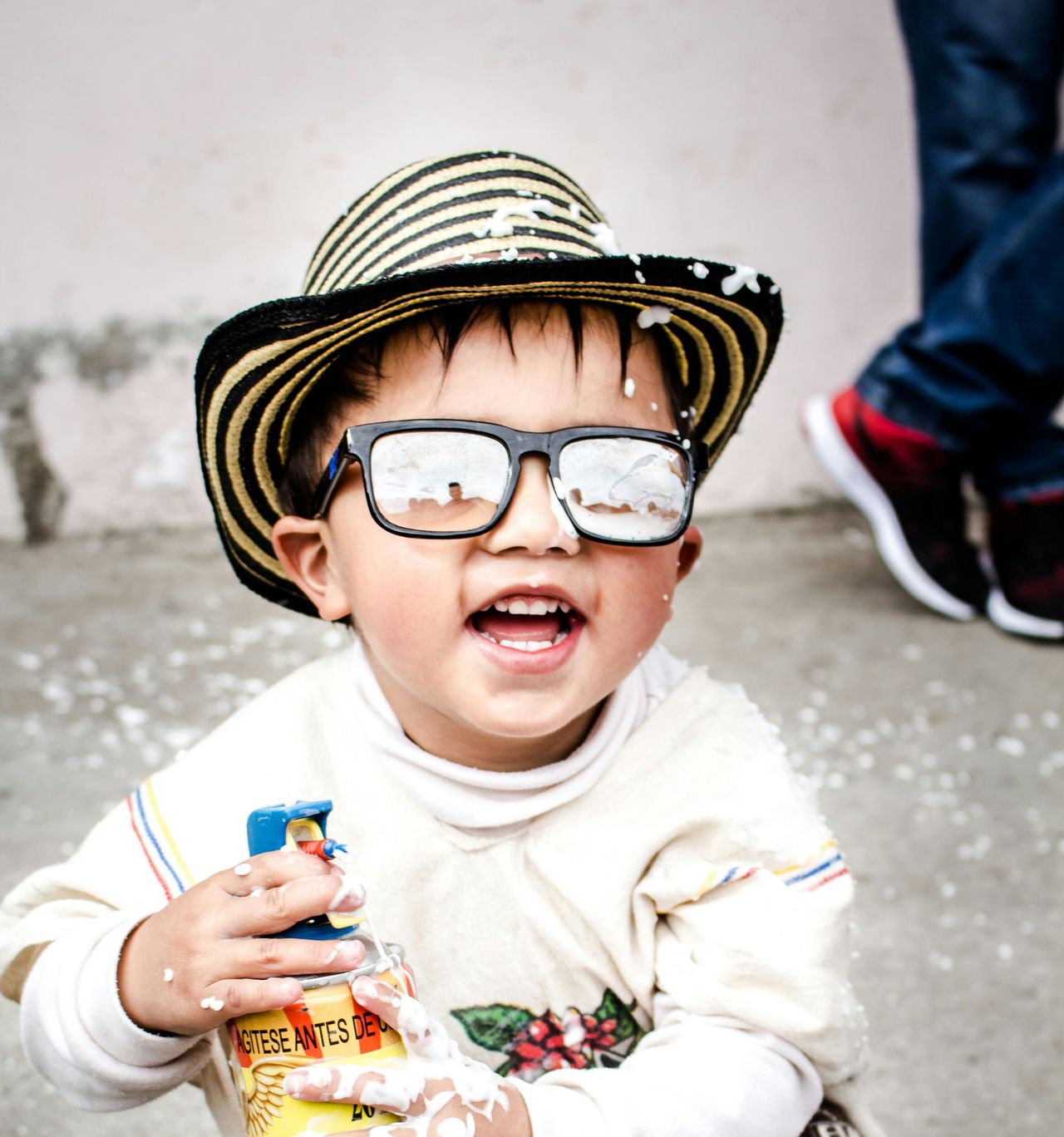 Kind mit hochwertiger Sonnenbrille für maximalen Schutz vor schädlicher UV-Strahlung
